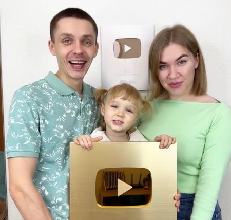 Demariki (JULIA, MAKSIM, And Kid) Family Photo