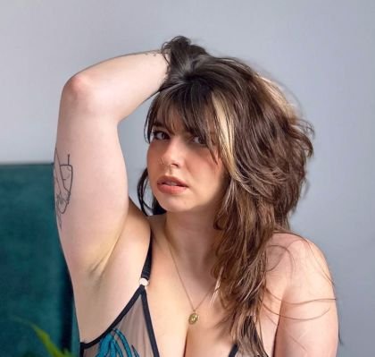 Estelle (@estelleidek) Picture
